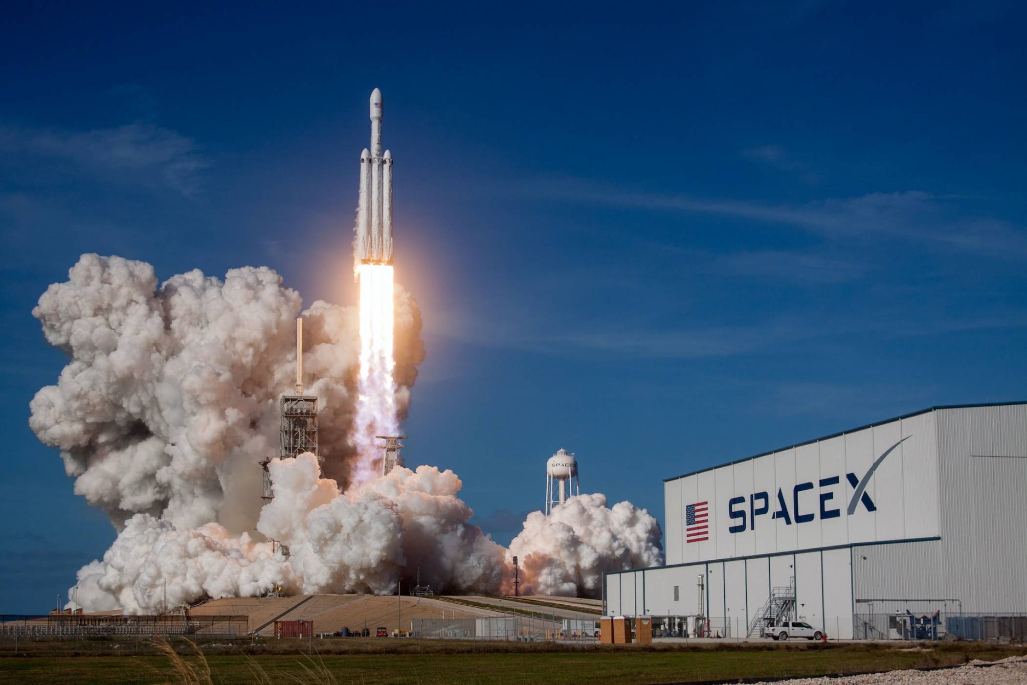 SpaceX зареди рекордно количество гориво за най-голямото изстрелване на  ракета в историята