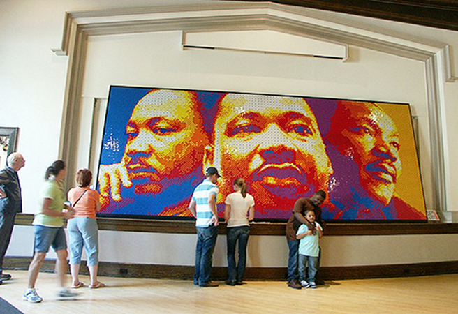 Огромен портрет на Мартин Лутер Кинг от 4242 Рубик куба