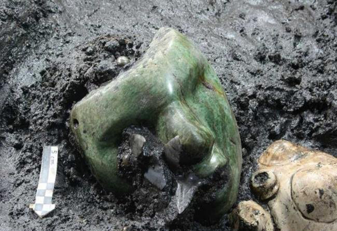 Откриха древна тайнствена маска от камък със зелен цвят