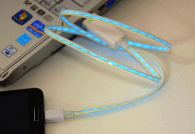 USB кабел показва потока на данните