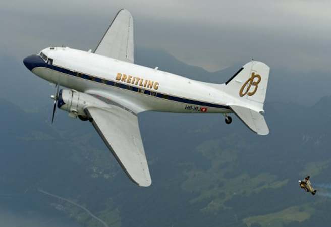 Ив Роси летя заедно с Douglas DC-3
