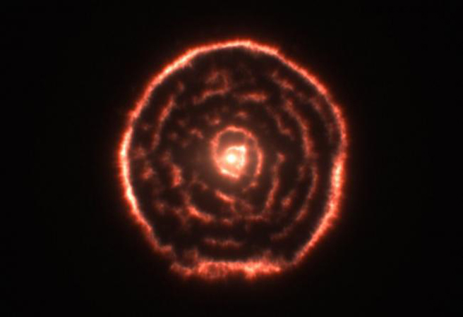 Астрономи откриха необичайна спирала около червен гигант