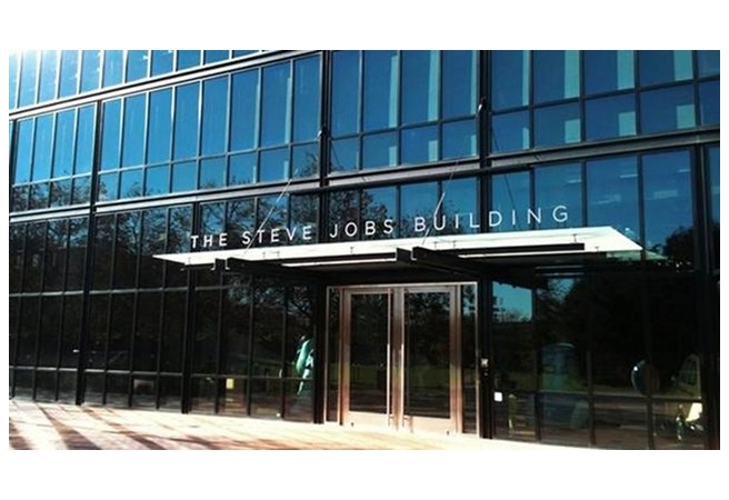 Pixar кръсти централата си Стив Джобс 