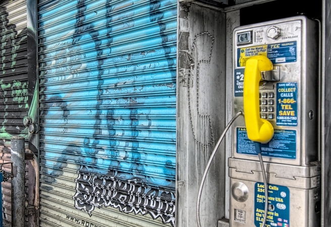 Големи екрани заместват уличните телефони в Ню Йорк