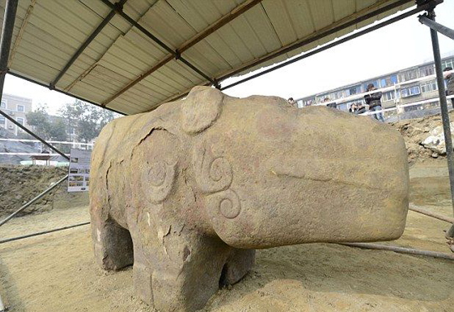 В Китай откриха огромна статуя на неизвестно животно