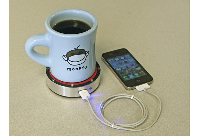 OnEPuck  - зареждайки се сутрин с енергия зареждате и вашия телефон