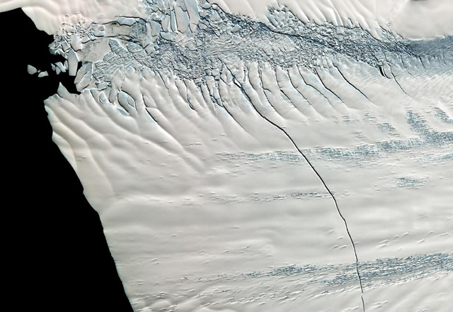 В Антарктида се появи гигантски айсберг