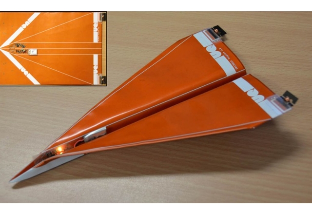 Учени създадоха управляем хартиен самолет