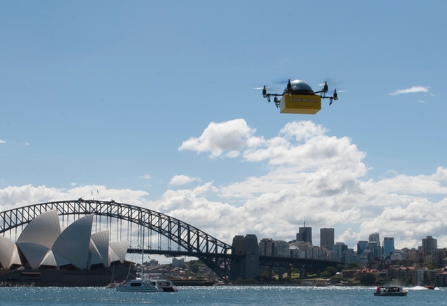 Австралийска компания доставя учебници с дронове
