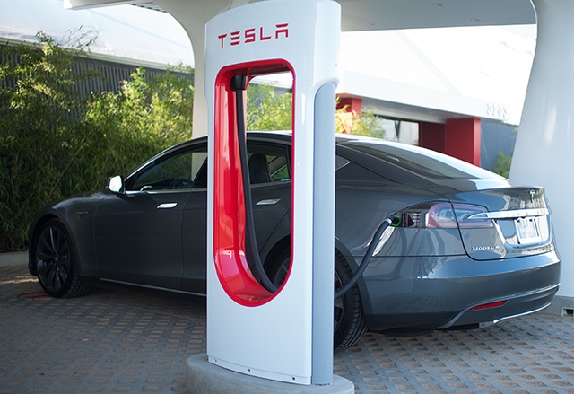 Зарядните станции на Tesla по Западния бряг стартират