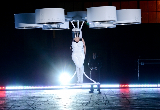 Последният костюм на Лейди Гага е дрон