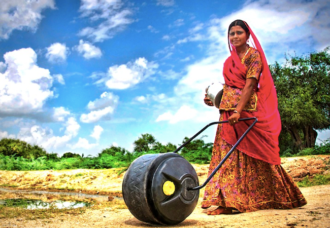 Носенето на вода в Индия се улеснява с WaterWheel