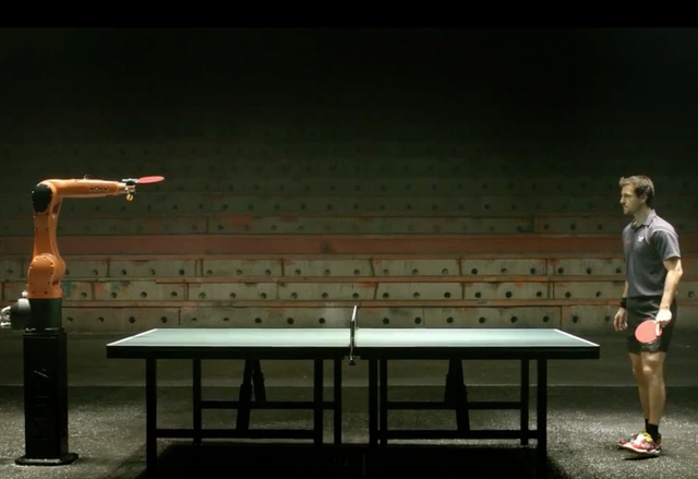 Впечатляващ пинг-понг мач между човек и робот