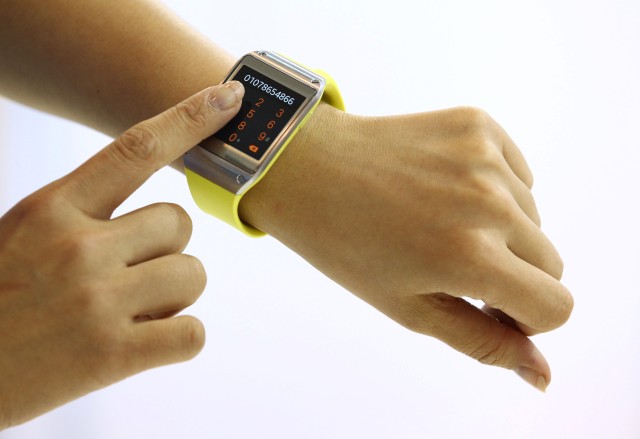 Samsung работи върху умен часовник със слот за SIM карта?