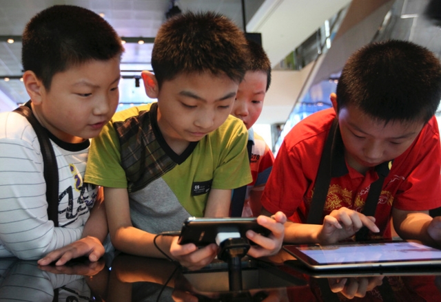 Училища в Южна Корея блокират смартфоните на учениците