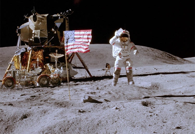 Какво се е случило със знамената на Луната?