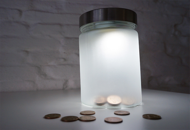 LightUp - светещ буркан за спестявания и дарения