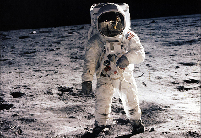 45 години по-късно: защо именно Армстронг стъпва първи на Лунатa?