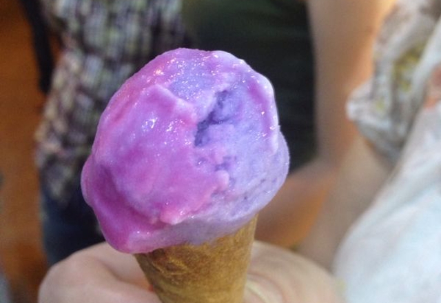 Сладолед променя цвета си, докато го ближете