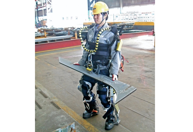 Daewoo тества екзоскелети в помощ на строителни работници