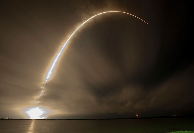 Невероятна снимка с дълга експонация на SpaceX Falcon 9