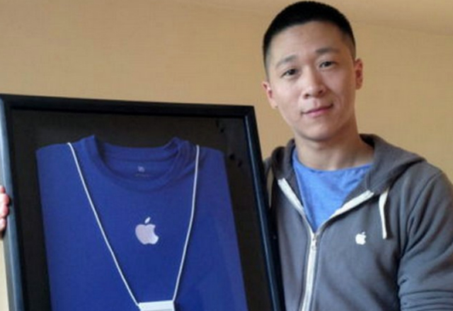 Бивш служител на Apple с името Sam Sung продава бизнес картата си