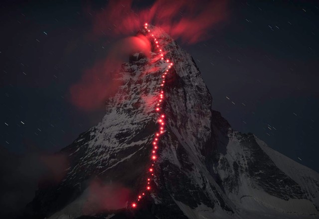 Алпинисти честват 150 години от покоряването на Матерхорн с невероятна инсталация