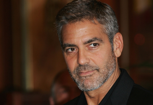 Джордж Клуни раздава предплатени телефони на гостите на сватбата си