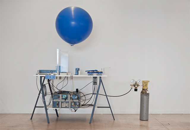 Швейцарски студент създаде машина, която изпраща съобщения чрез летящи балони