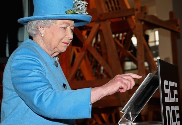 Кралица Елизабет II публикува първия си туийт