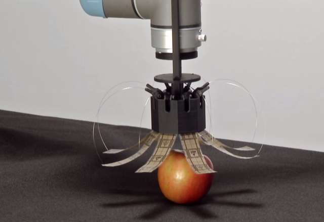 Роботи вдигат тежки предмети чрез статично електричество