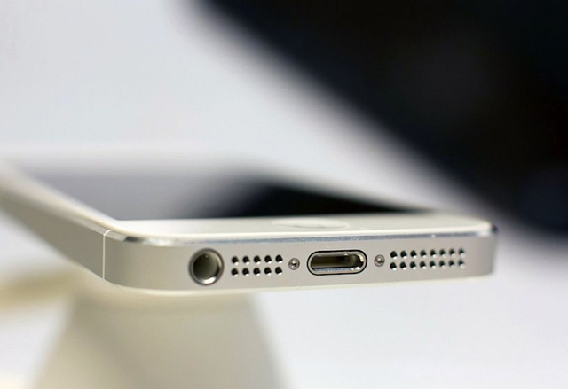 Apple позволява на производителите на аксесоари да използват Lightning порта