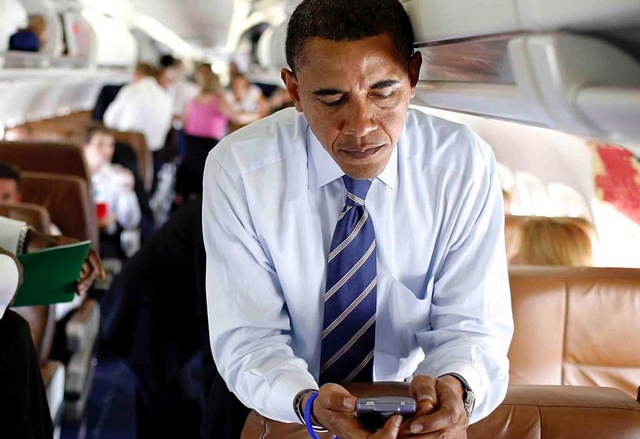 Барак Обама все още използва BlackBerry