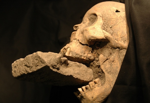 Учени разкриха мистерията зад „погребенията на вампири“