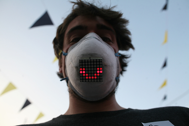 LED маска показва емоциите ни