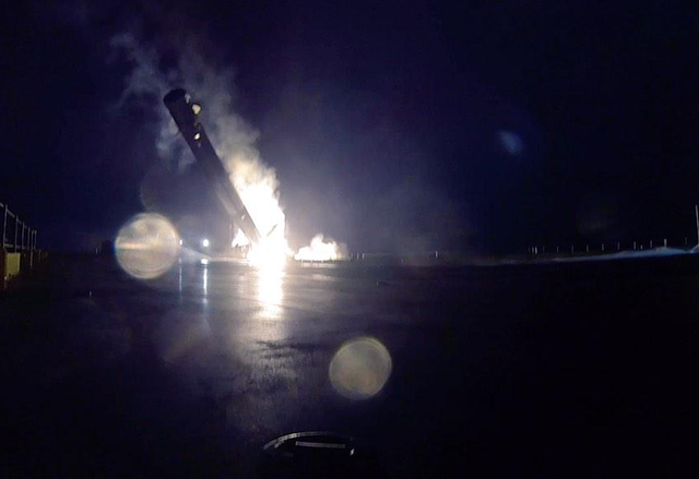 Вижте първите снимки от неуспешното приземяване на Falcon 9
