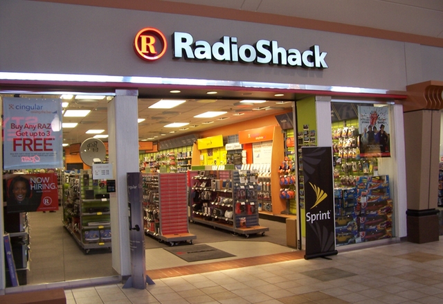 Amazon планира да купи някои от магазините на RadioShack
