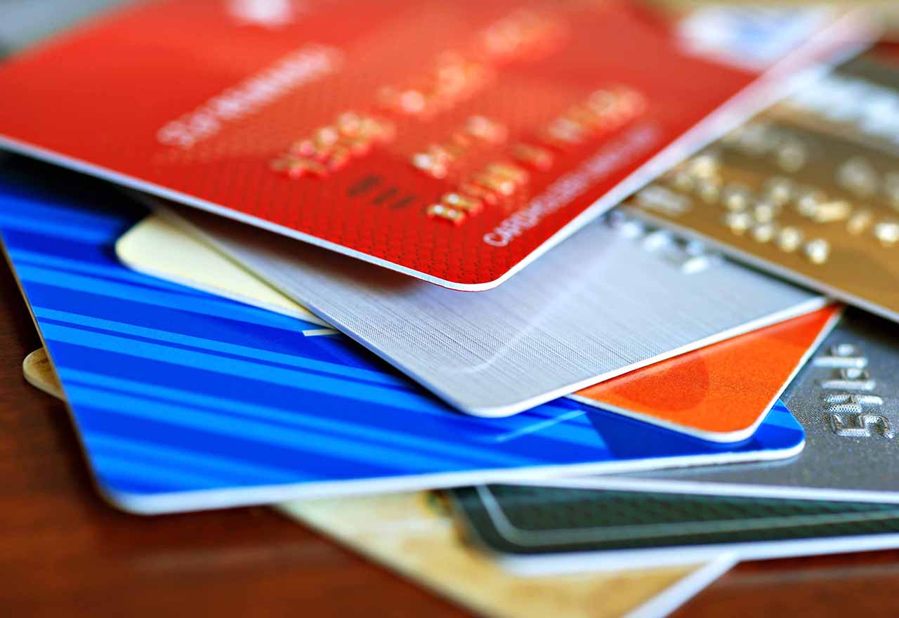 Разплащането с дебитни и кредитни карти става все по-масово, включително и в България