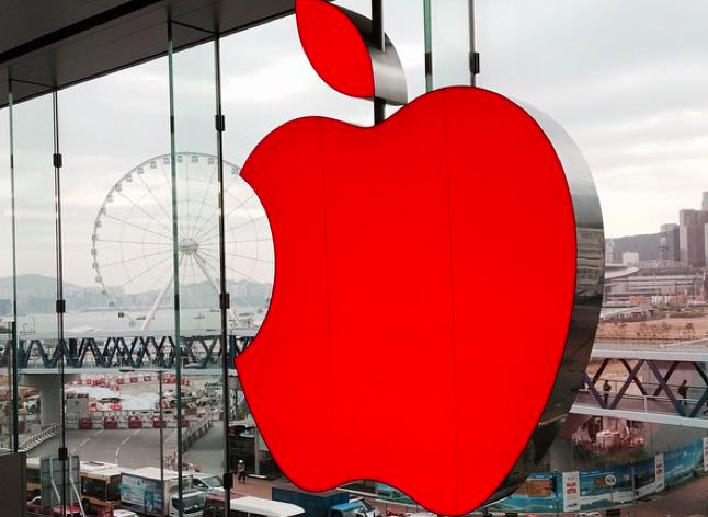 Apple наема на работа редактора на Macworld Крис Брийн