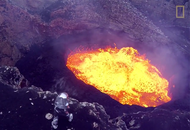 Дроновете явно не са лаваупорни, но заснеха изумителни снимки в активен вулкан