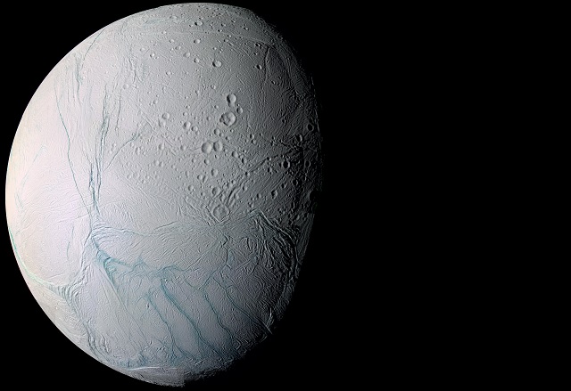 Леденият Енцелад може би крие живот