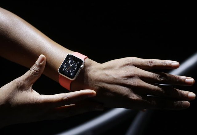 Първият прототип на Apple Watch е бил iPhone с каишка от велкро