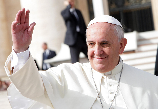 Папа Франциск продаде стария си iPad за 30 500 долара