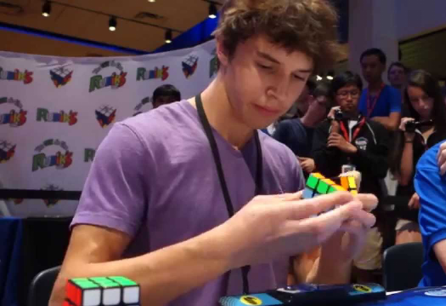 Тийнейджър счупи световния рекорд за подреждане на кубчето на Рубик