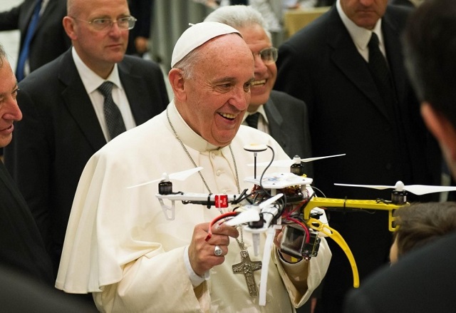 Деца подариха куадкоптер на папата