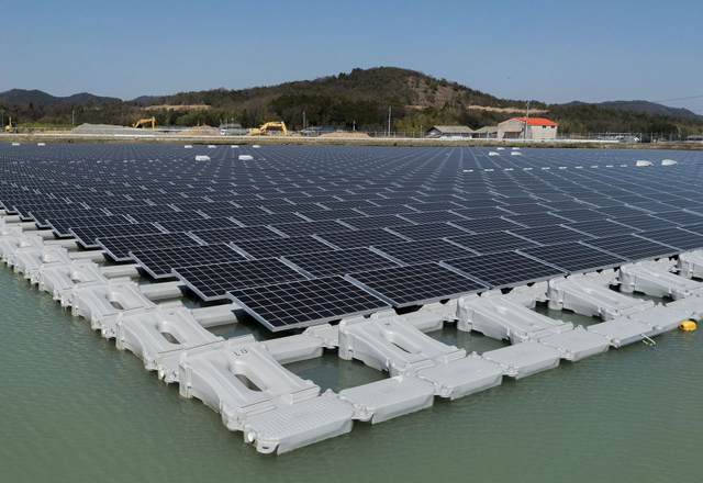В Япония построиха две слънчеви електростанции върху вода
