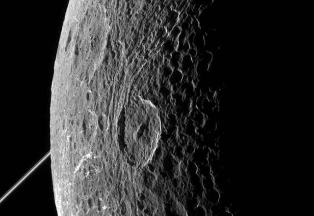 Касини засне луната на Сатурн Диона в изумителни детайли