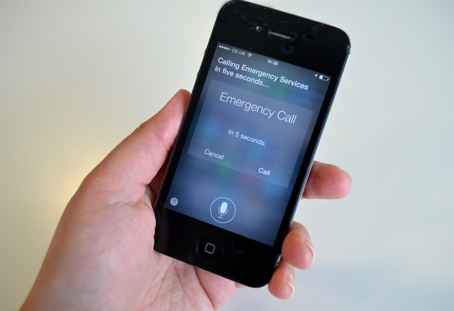 Siri звъни на полицията, ако я помолите да зареди iPhone-а ви на 100%