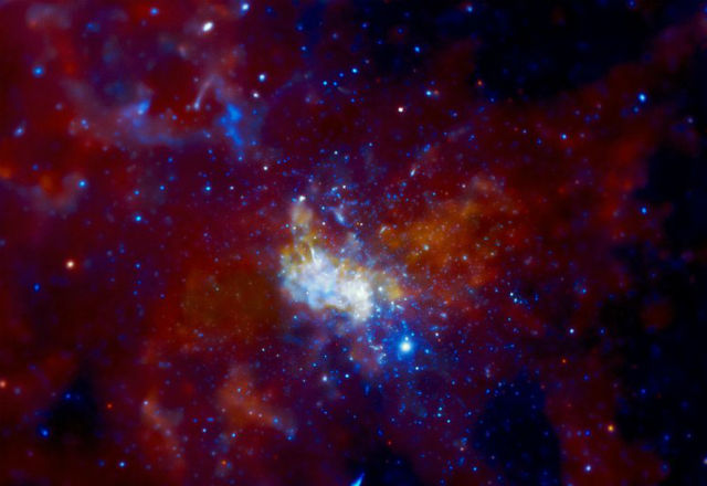 Загадъчен обект активизира черната дупка в центъра на Млечния път