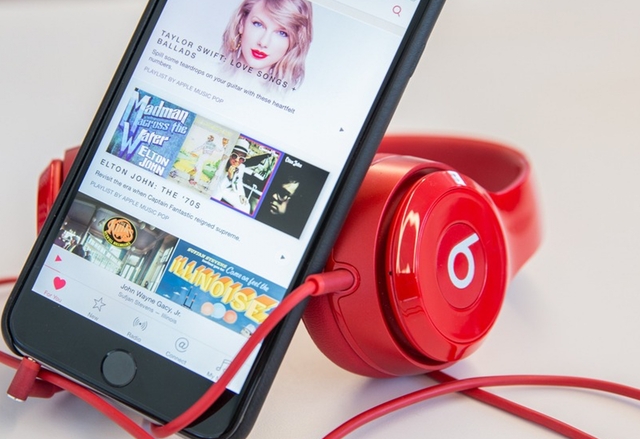 Потребителите, които се отказват от Apple Music, преминават на Spotify